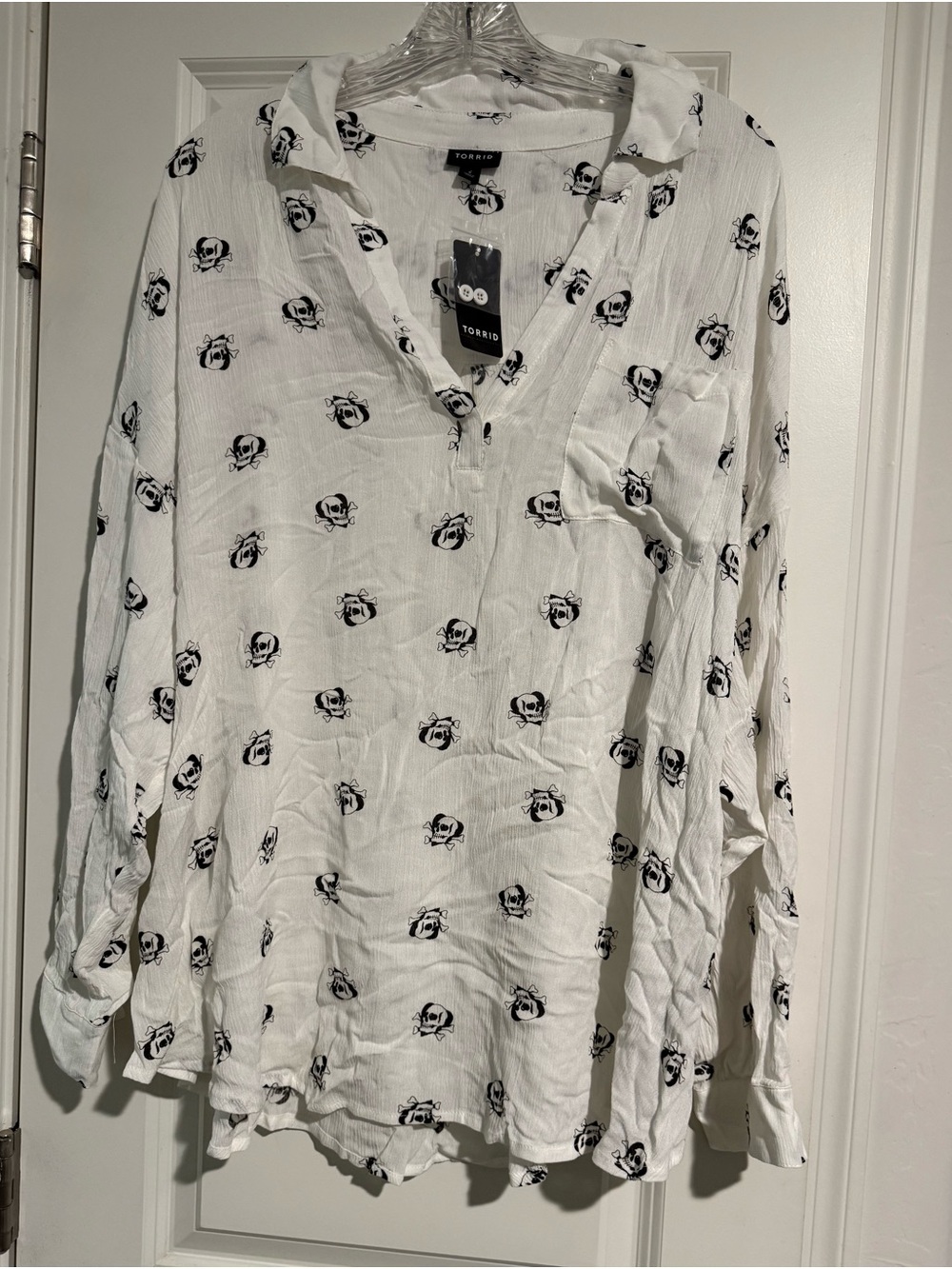 torrid White Button-Down Shirt with Black Skull Print